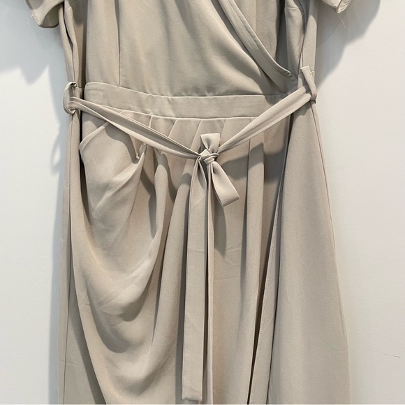 Ivy City Co midi faux wrap sage green dress - Picture 4 of 10